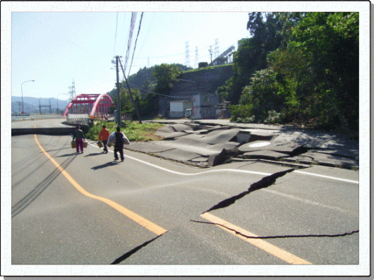 「2004年新潟県中越地震」での道路盛土の沈下