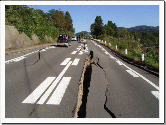 「2004年新潟県中越地震」での道路盛土の亀裂