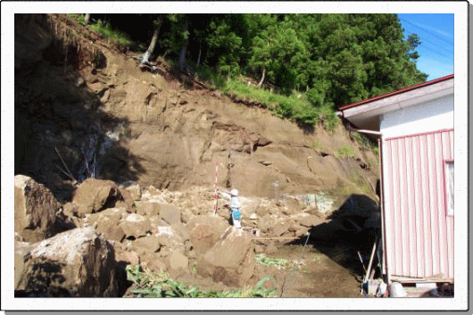 「2003年7月26日宮城県北部の地震」での斜面崩壊（宮城県河南町）