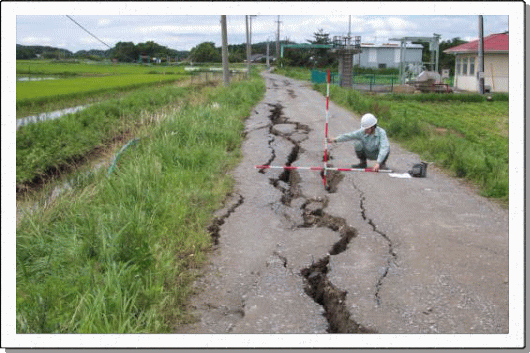 「2003年7月26日宮城県北部の地震」での道路被害（宮城県鳴瀬町）
